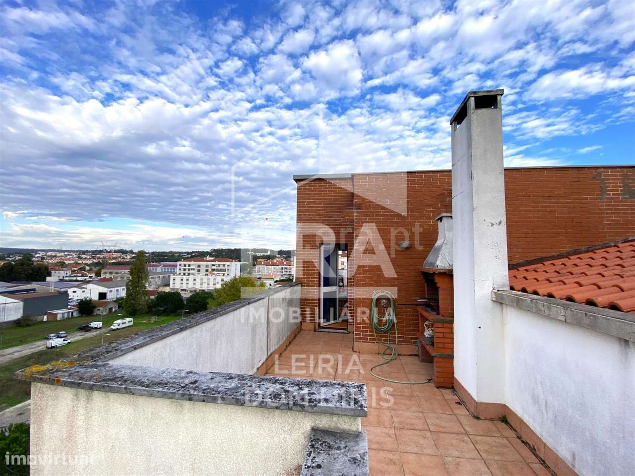 Apartamento T2 com varanda, terraço e garagem em Leiria-14