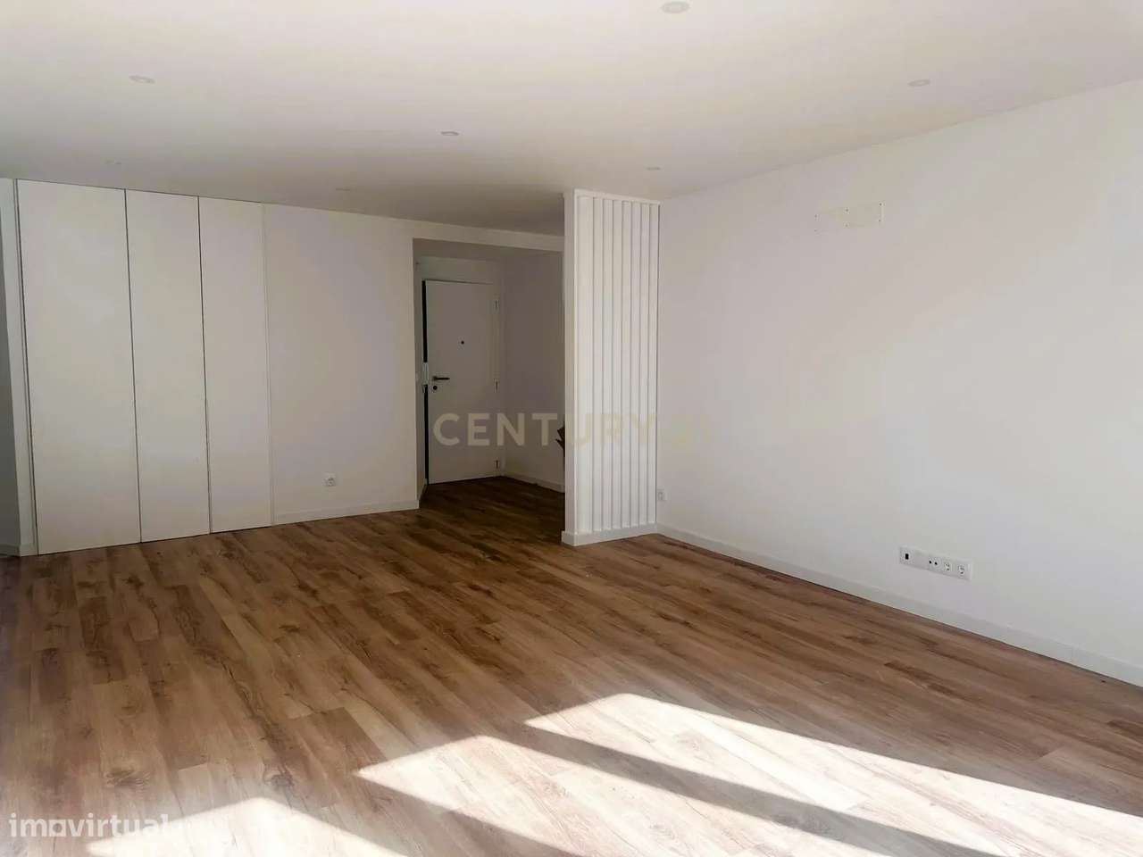 T3 TOTALMENTE REMODELADO NO CENTRO DO LUMIAR - Grande imagem: 4/24