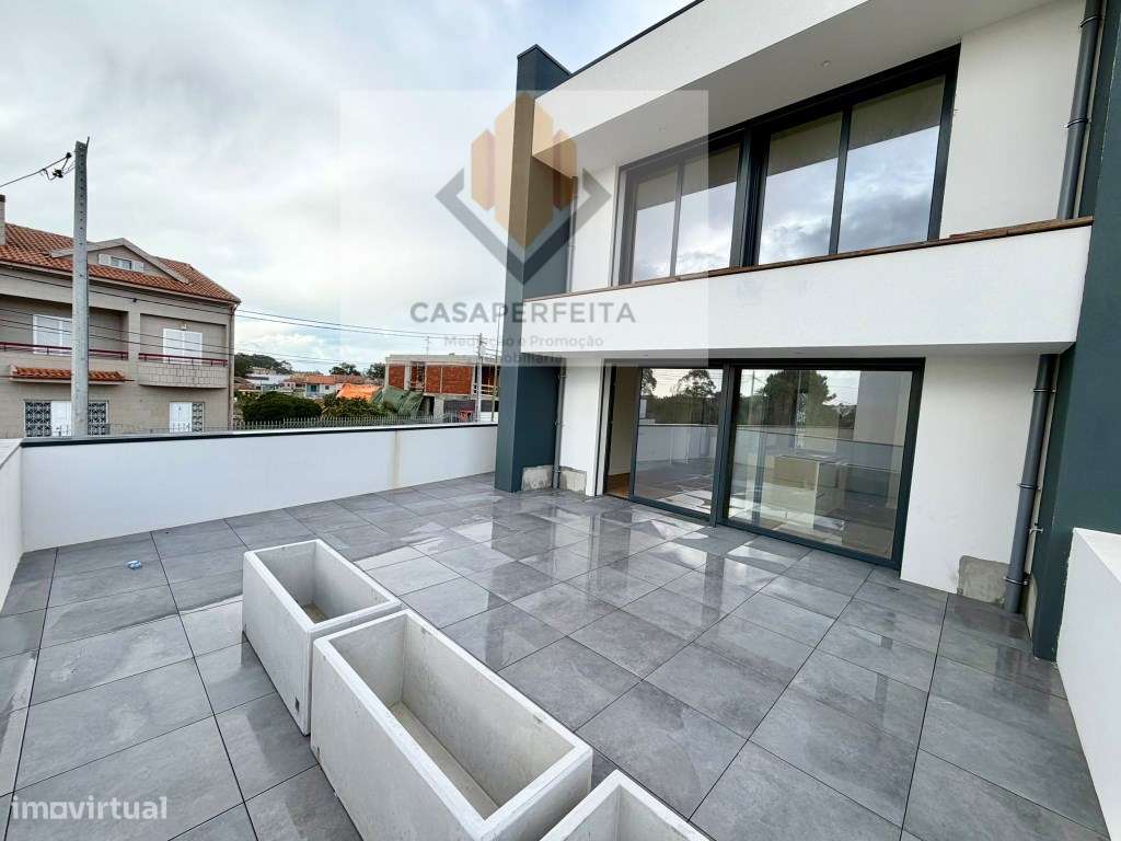 Moradia T3+1 com Terraço e Piscina - a 1000 metros da Praia da Mada...-11