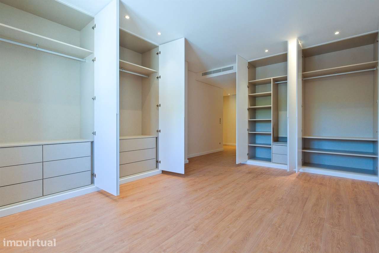 Apartamento T1 com garagem, totalmente remodelado, em condomínio com p-21