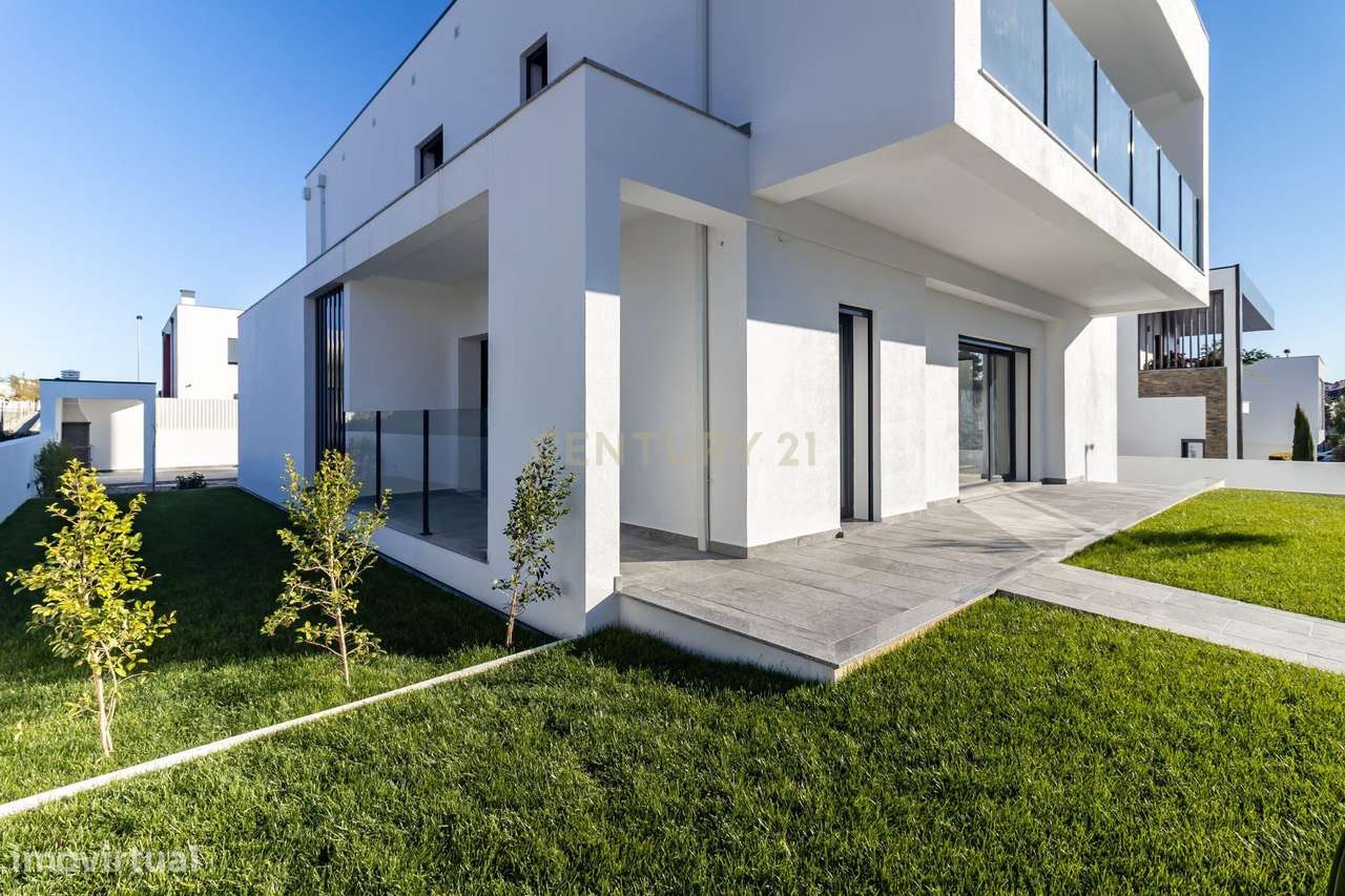 Moradia Nova T4 com piscina e garagem - Sobreda - Charneca de Caparica-12