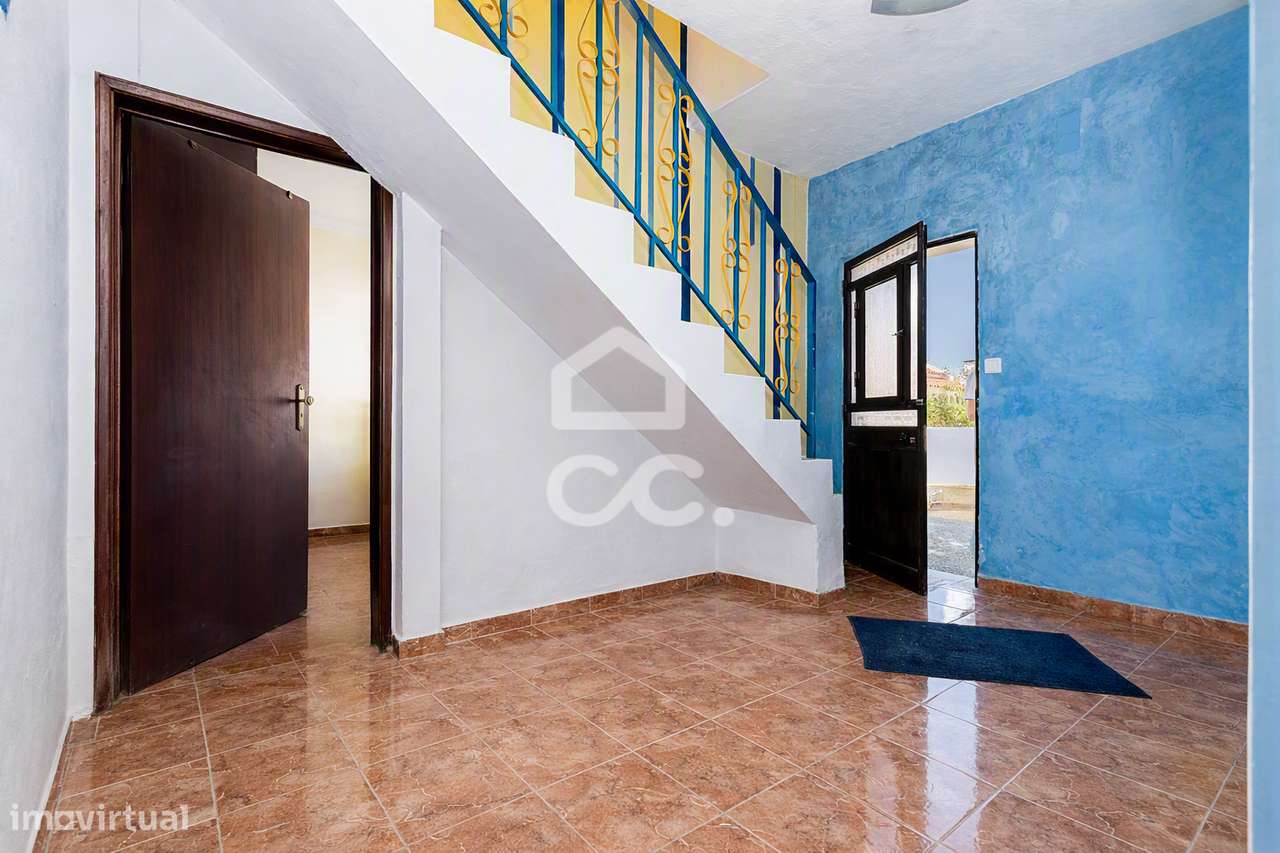 Moradia T3 c/ Quintal, Terraço e Aproveitamento de Sótão nos Canaviais-11