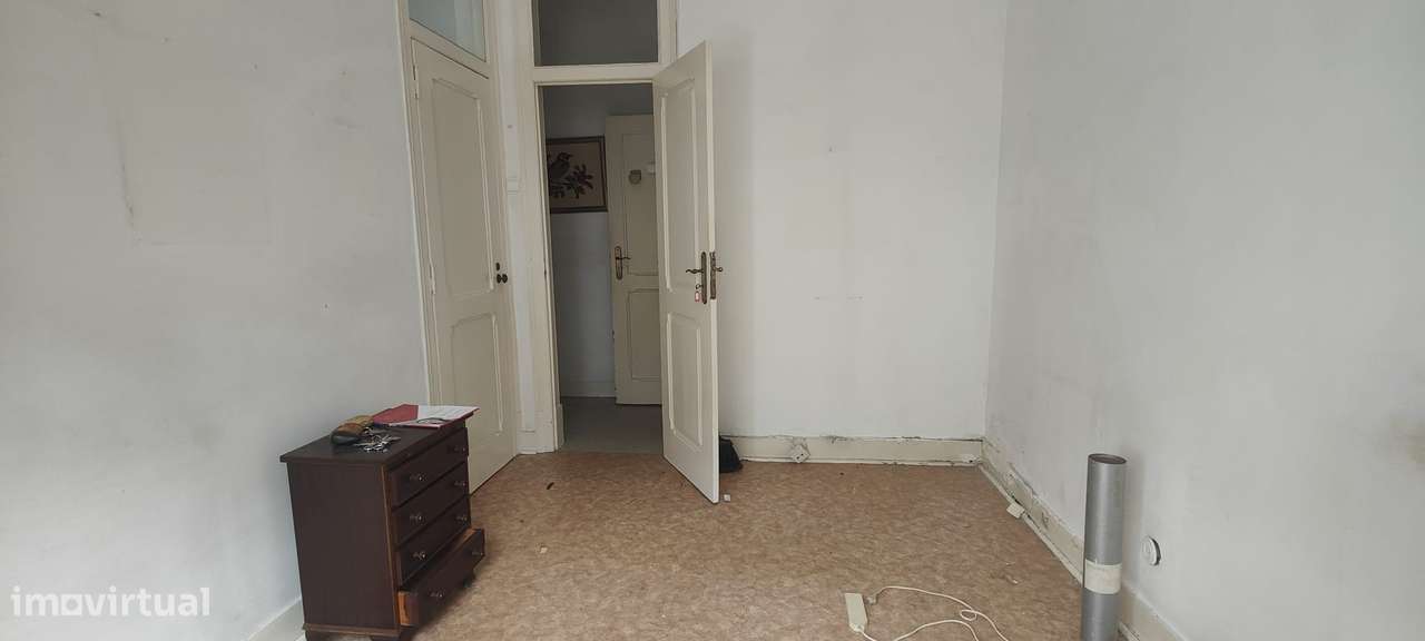 APARTAMENTO T-3 RUA TOMÁS RIBEIRO PARA REMODELAÇÃO TOTAL-21