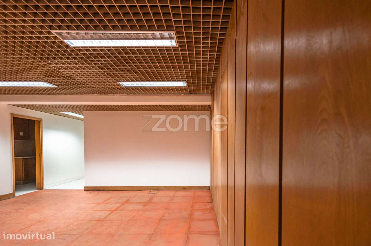 Loja com montra de 175m2 em Odivelas-17