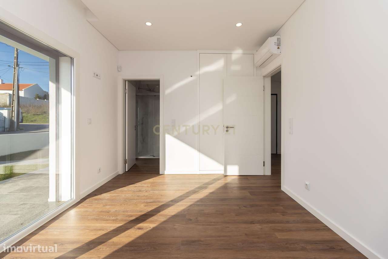 Moradia Nova T4 com piscina e garagem - Sobreda - Charneca de Caparica-19