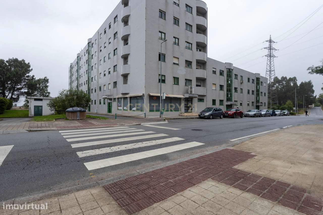 Fantástico Apartamento T2 com Lareira, Varanda e Lugar de Garagem | Fâ-25
