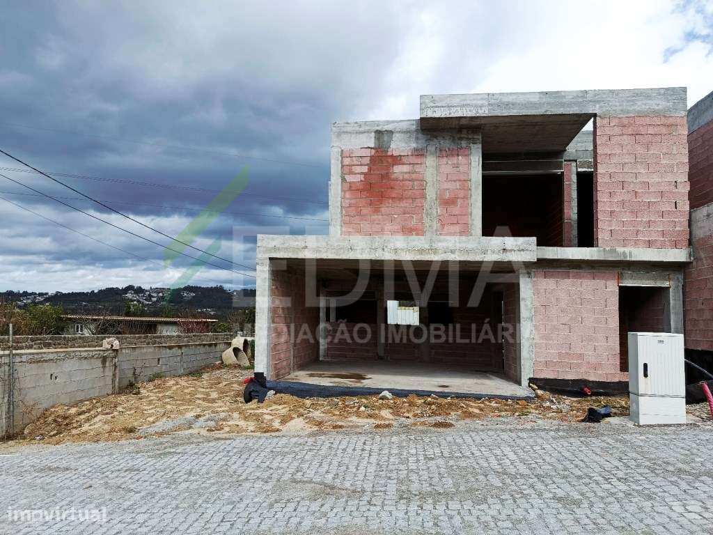 Moradias em Banda e e Gaveto Vale São Martinho-13