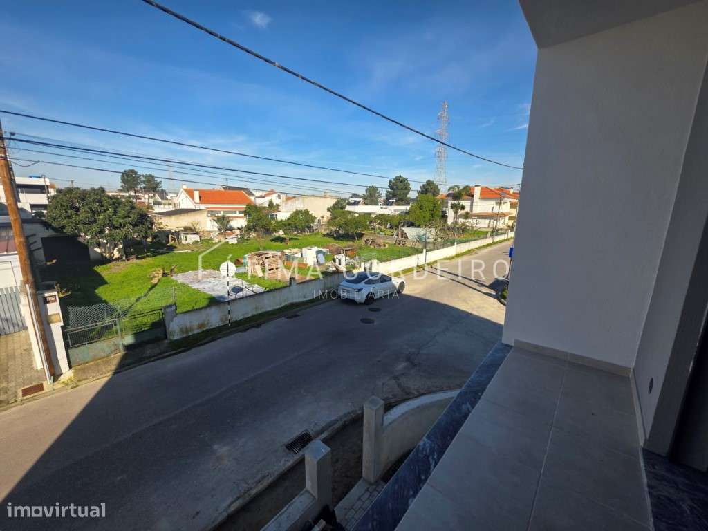 Moradia Geminada T4 com duas Suítes em fase final de acabamentos-11