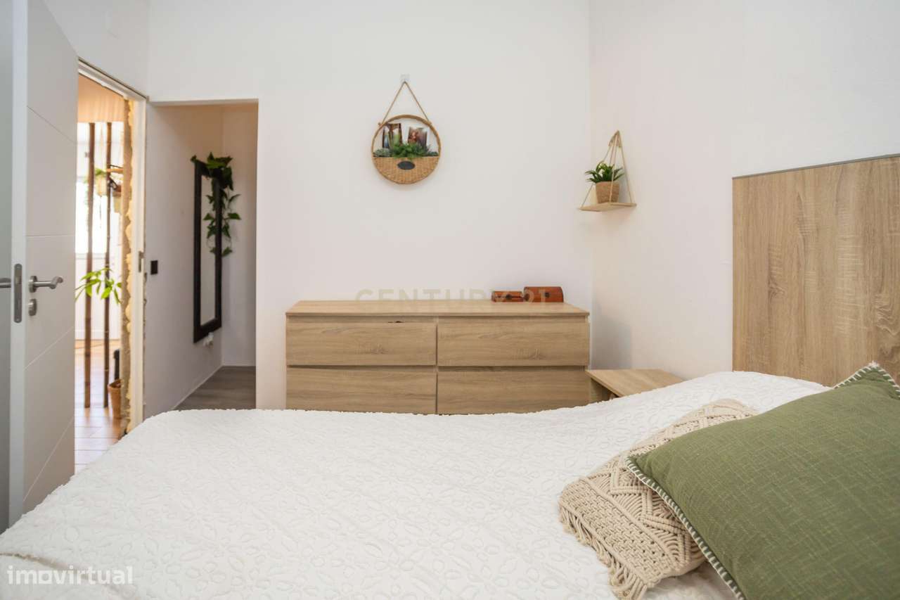 Moradia T2 Renovada com Quintal e Jardim – O Refúgio Ideal para Viver-16