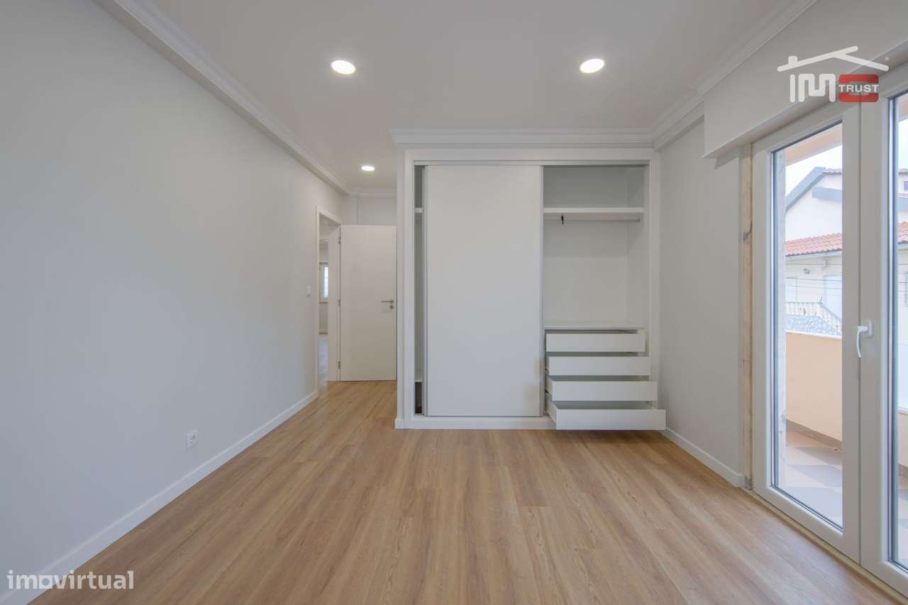 Moradia T4 de Excelência com Box para 4 Viaturas e Ótimos Acessos-27
