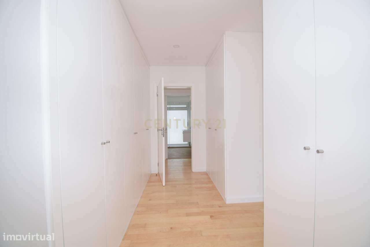 Moradia T4 de Arquitetura Moderna e Sustentável em Famões - Casal do R-26