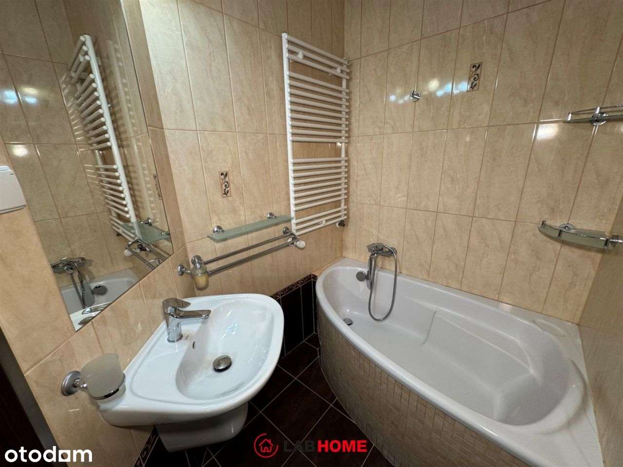 Komfortowy bliźniak blisko pałacowego wzgórza-10