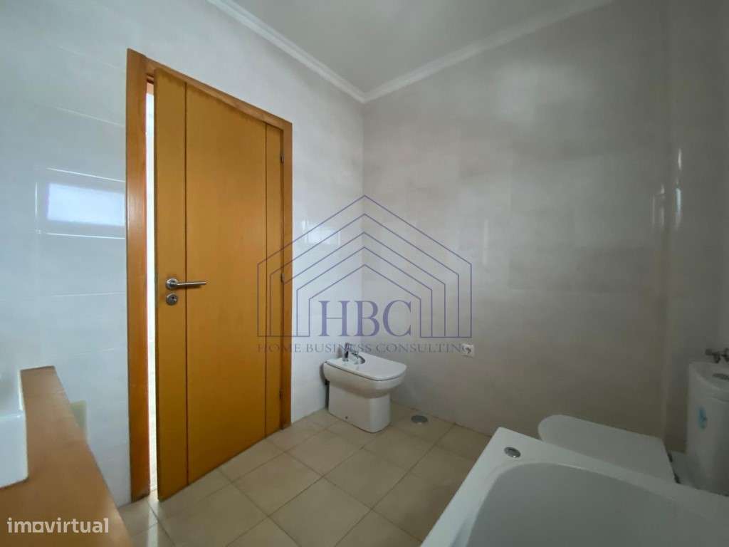 Moradia T5 Moderna e Remodelada no Feijó - Espaço, Conforto e Exclu...-47