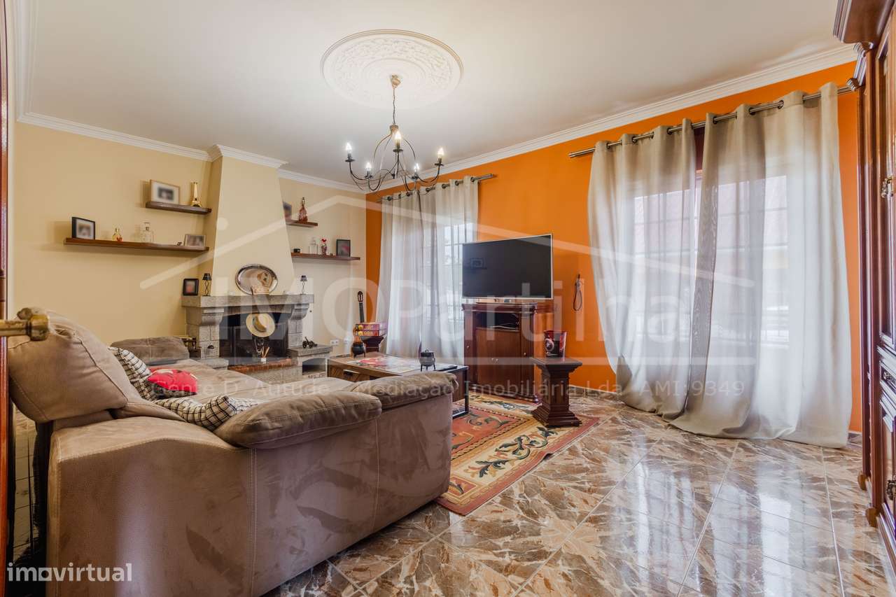 Moradia T5 Isolada com Potencial | 197 m² | São Domingos Rana-11