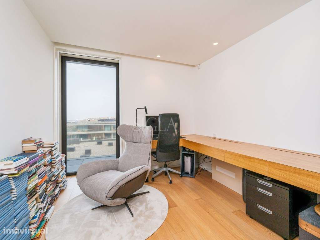 Penthouse T3 com piscina no terraço - Primeira linha de Mar-24