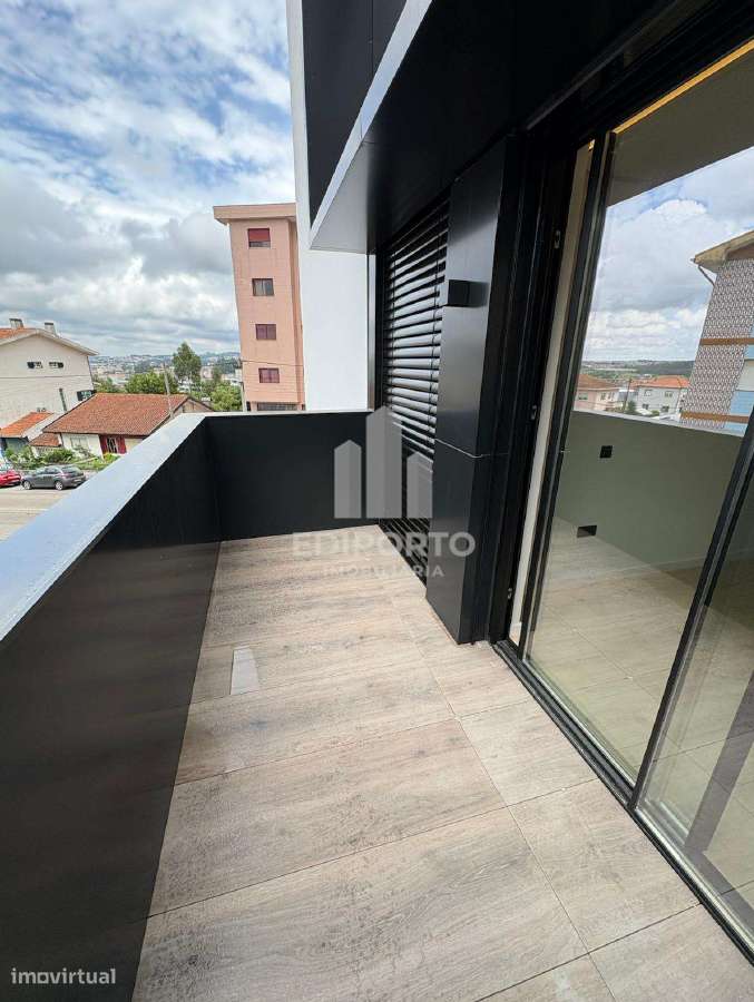Elegante T2 com Varanda e Design de Autor – 1.º Andar – S. Cosme, Gond-9