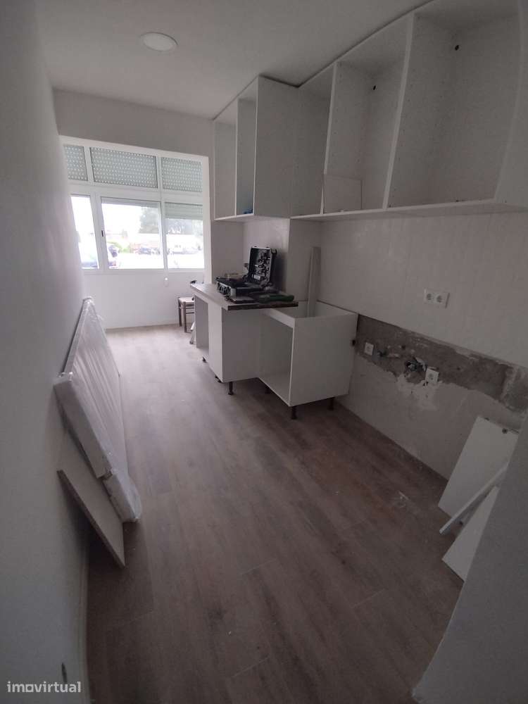 Apartamento T1 com varanda e cozinha separada-7