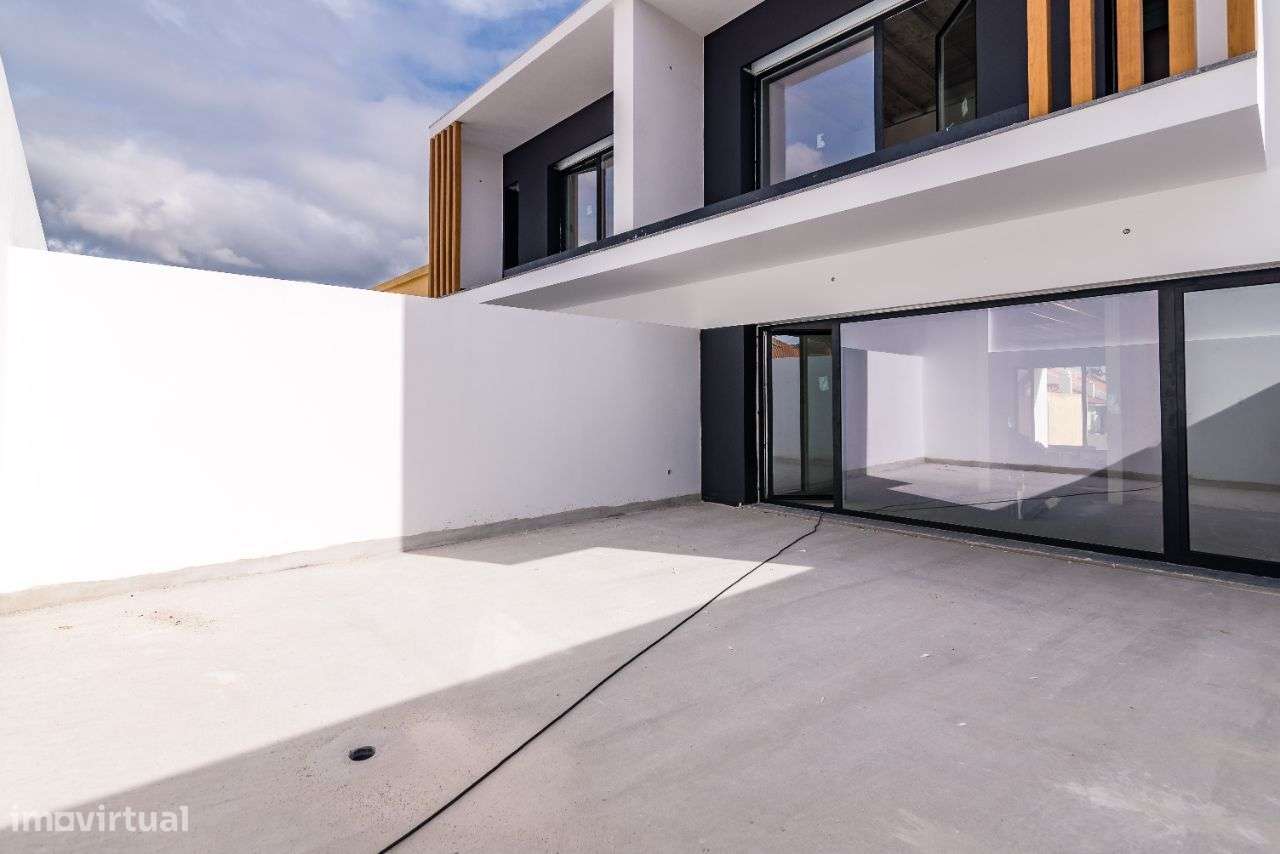 Moradia T3 Famões | Nova | Garagem | Terraço-6