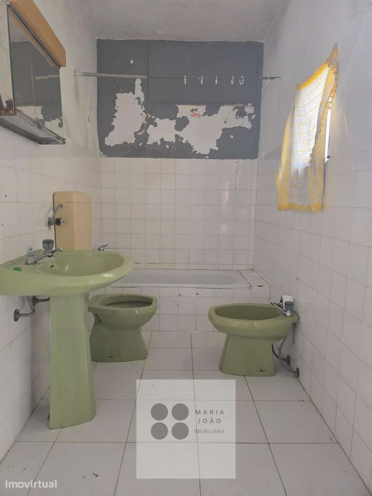 Prédio no Centro de Alhandra, junto á zona Ribeirinha!-10