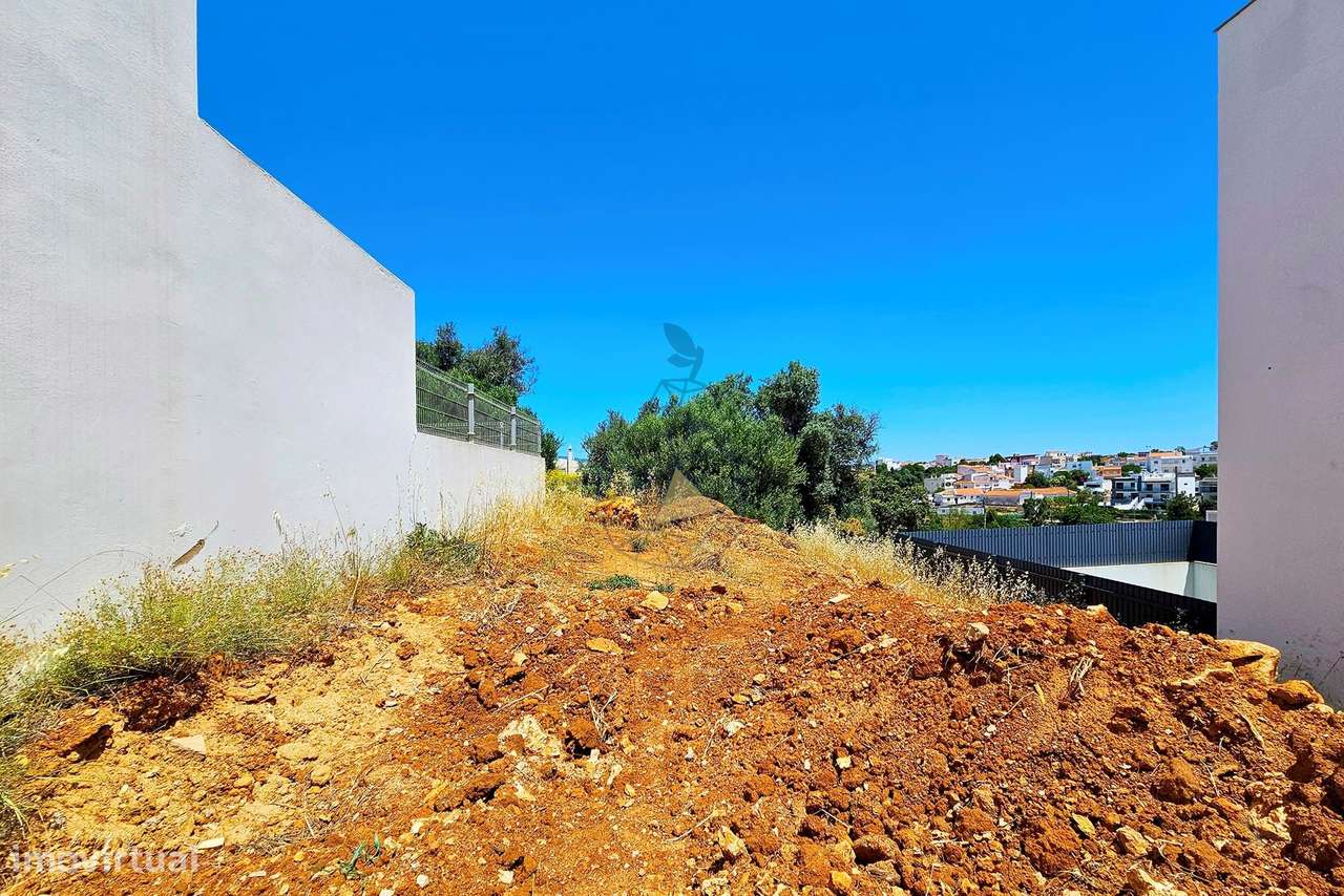 Linda moradia em banda em construção para venda na área de Sesmarias,-17