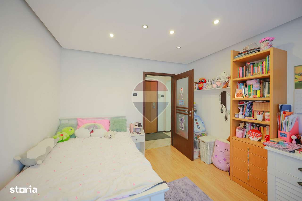 De vânzare apartament cu 4 camere și un loc de parcare, în Rogerius-9