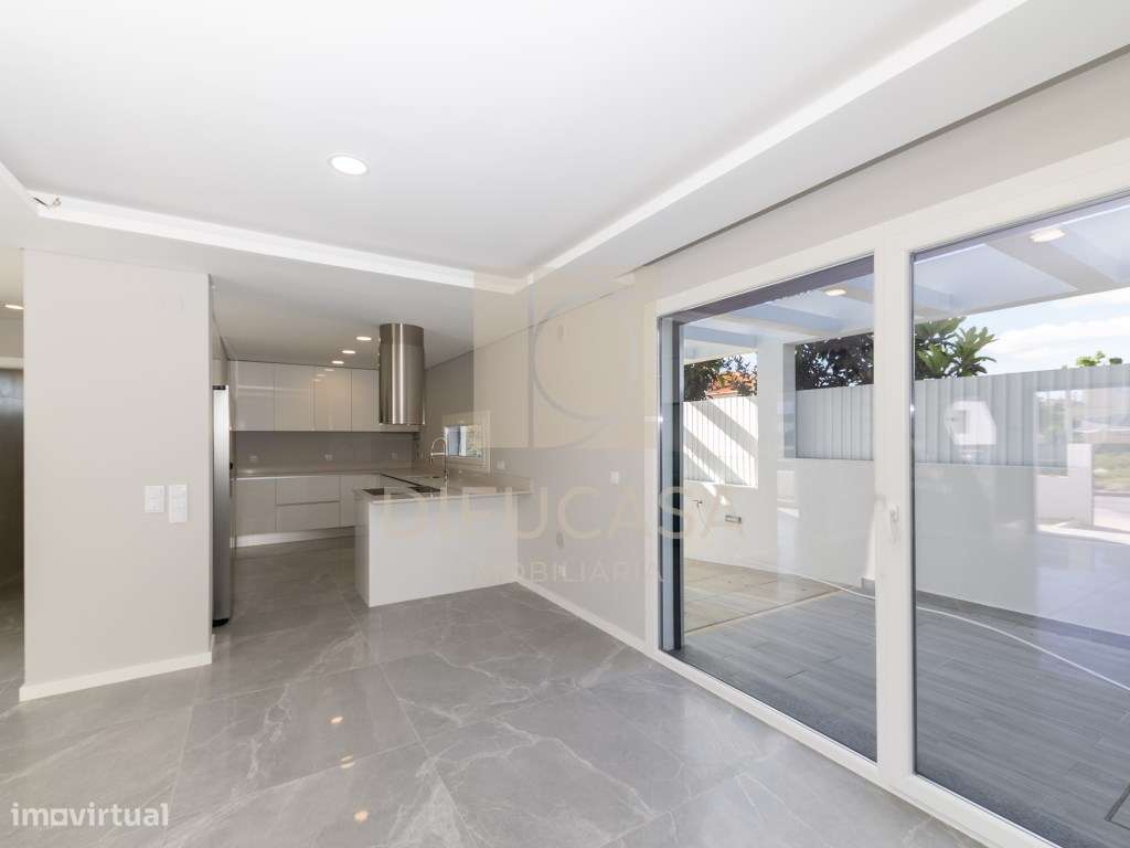 R300 Moradia T3+ 1 (sala de 40m2 localizada centro Fernão Ferro)-12