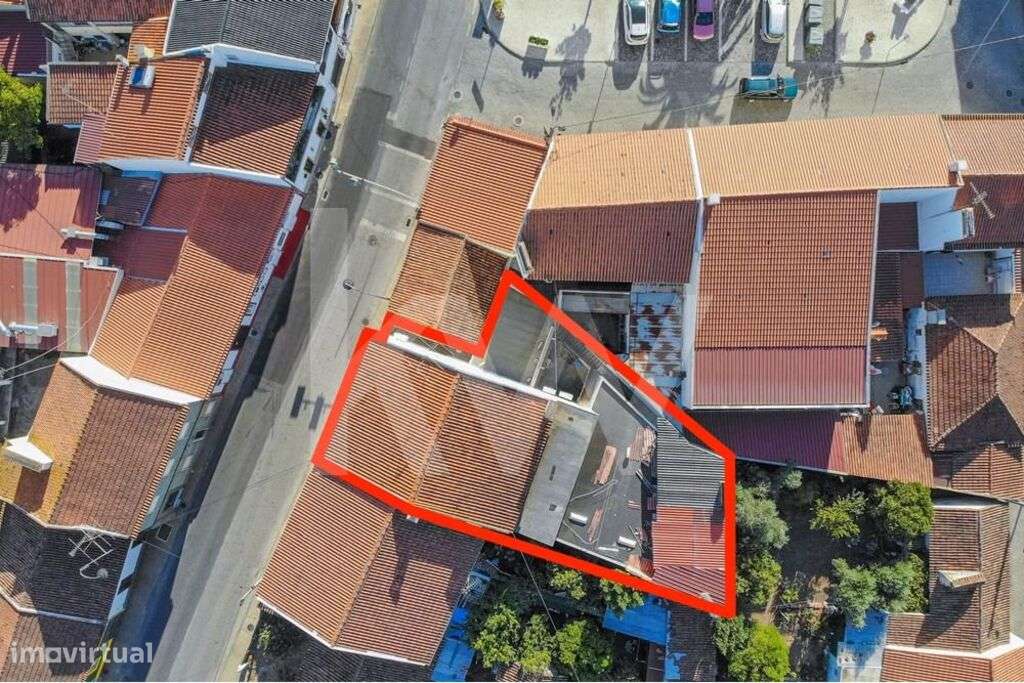 Prédio de 2 pisos I T4 no 1ºandar e restaurante no rés-do-chão I Pego - Grande imagem: 4/59