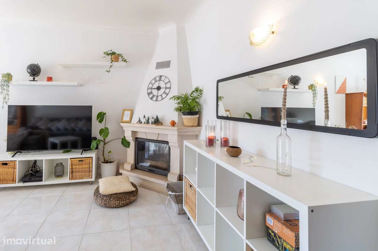 Oportunidade Única em Lagoa – Apartamento T3 com Varanda, Lareira e Es - Grande imagem: 4/36