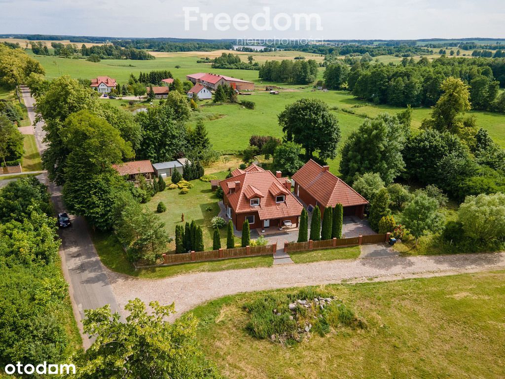 Dom na Mazurach w sąsiedztwie jeziora.