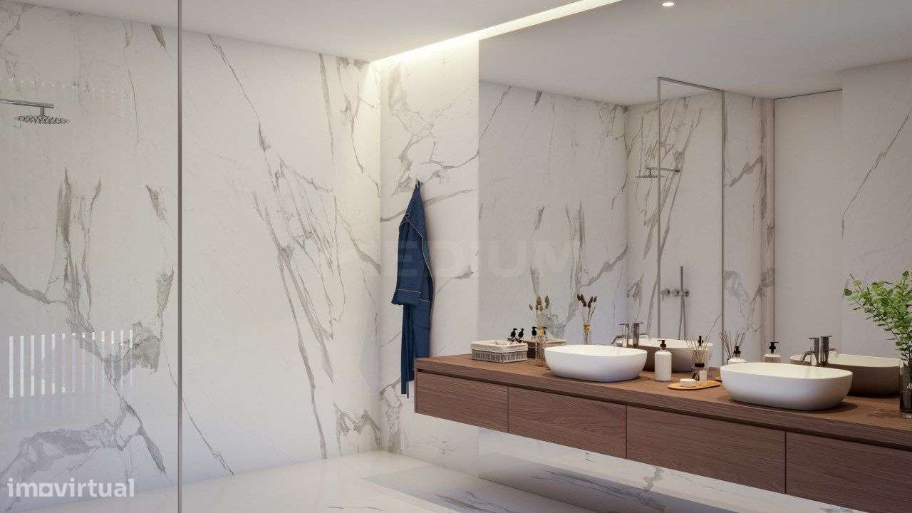 Moradia de luxo T4, três frentes em fase final de construção-9