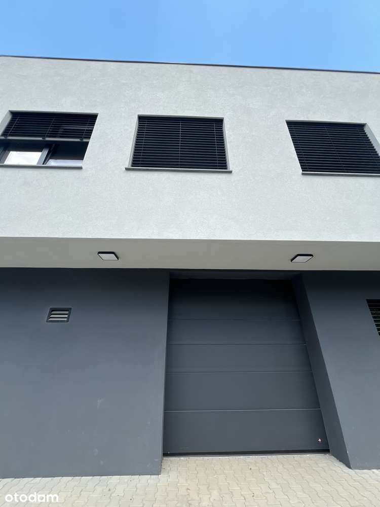 Budynek biurowo-magazynowy z miejscami parkingowymi-14