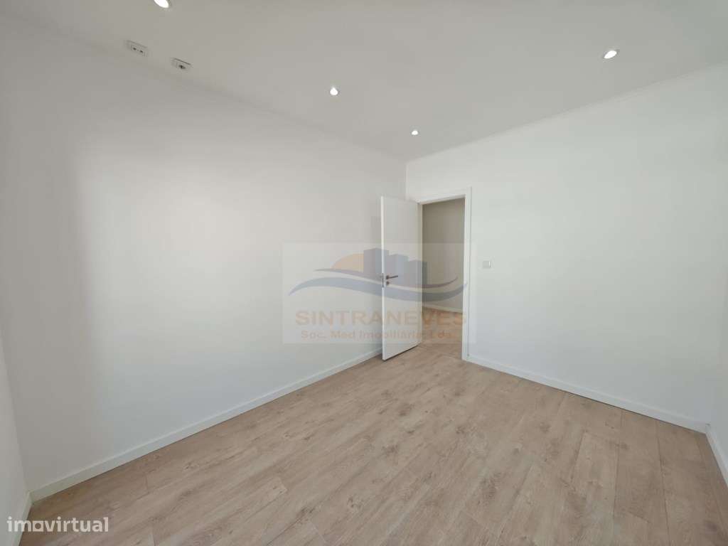 Deslumbrante T2 Totalmente Remodelado com terraço - Amadora-15