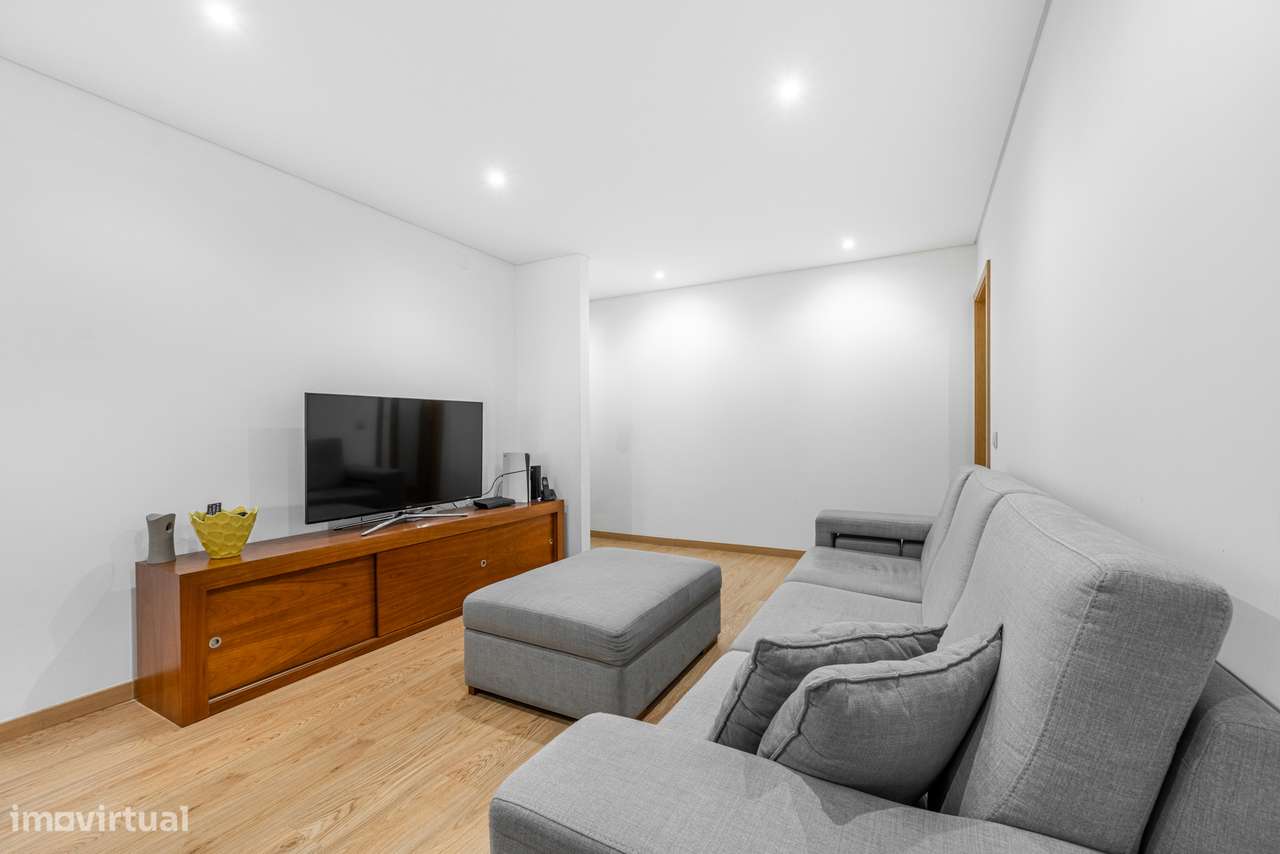 Apartamento T3 renovado no centro de Braga-8