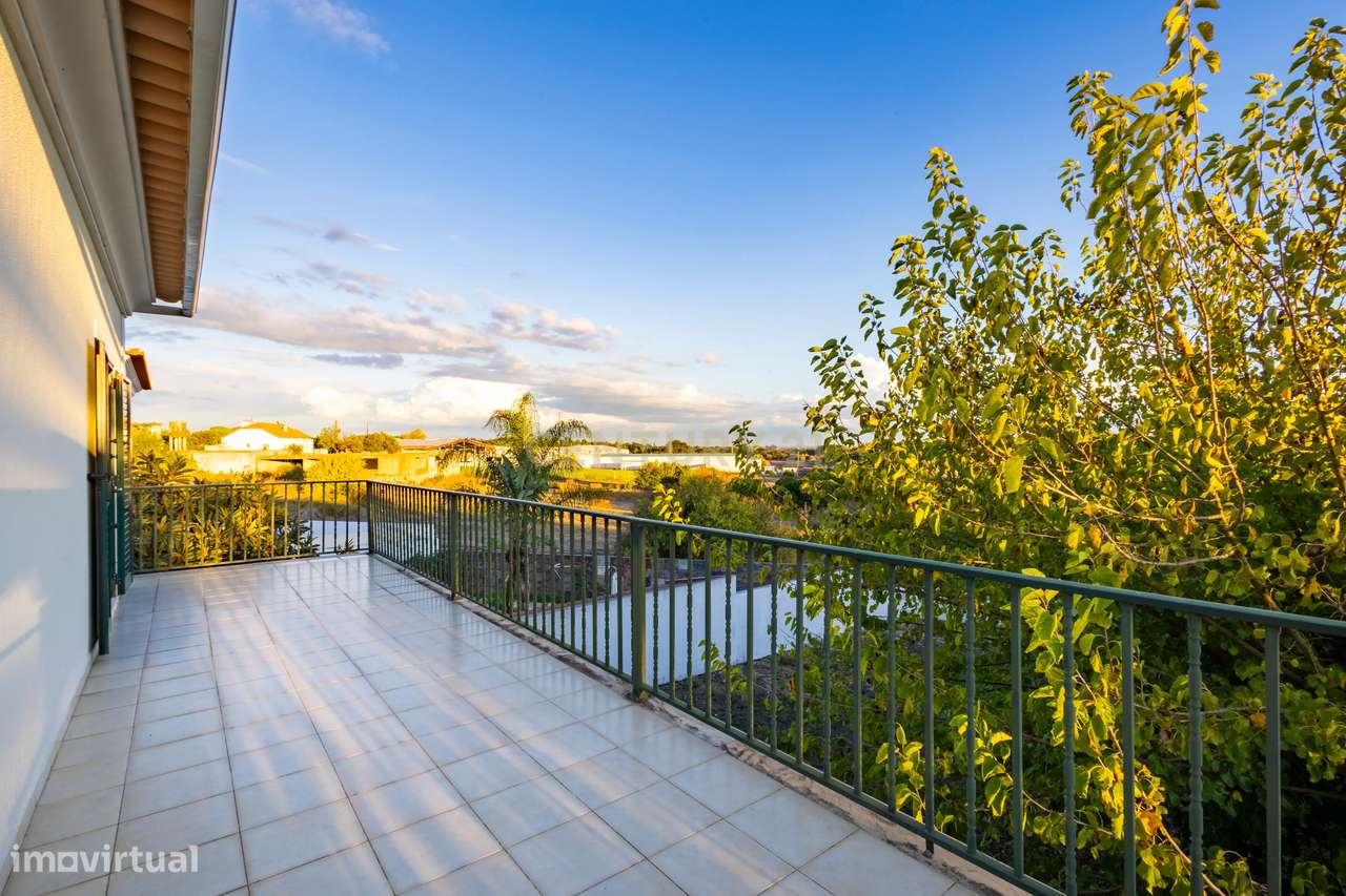 Espaço, conforto e qualidade — Moradia T4 no Vale da Rosa-17