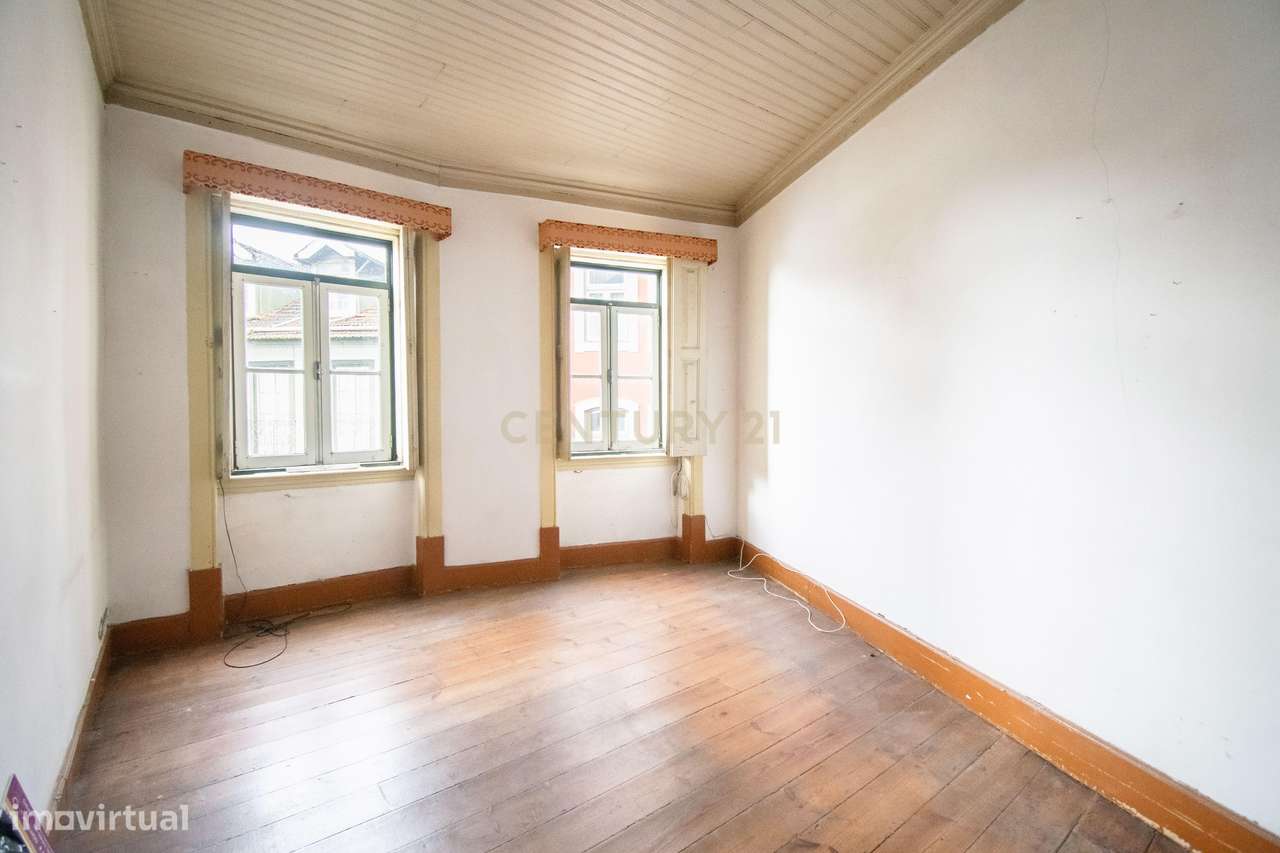 Prédio na emblemática Rua do Quebra Costas, no centro histórico de Coi-41