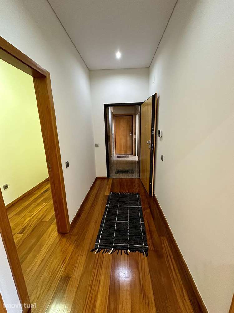 Apartamento T4 junto à praia no centro com excelentes acabamentos-16