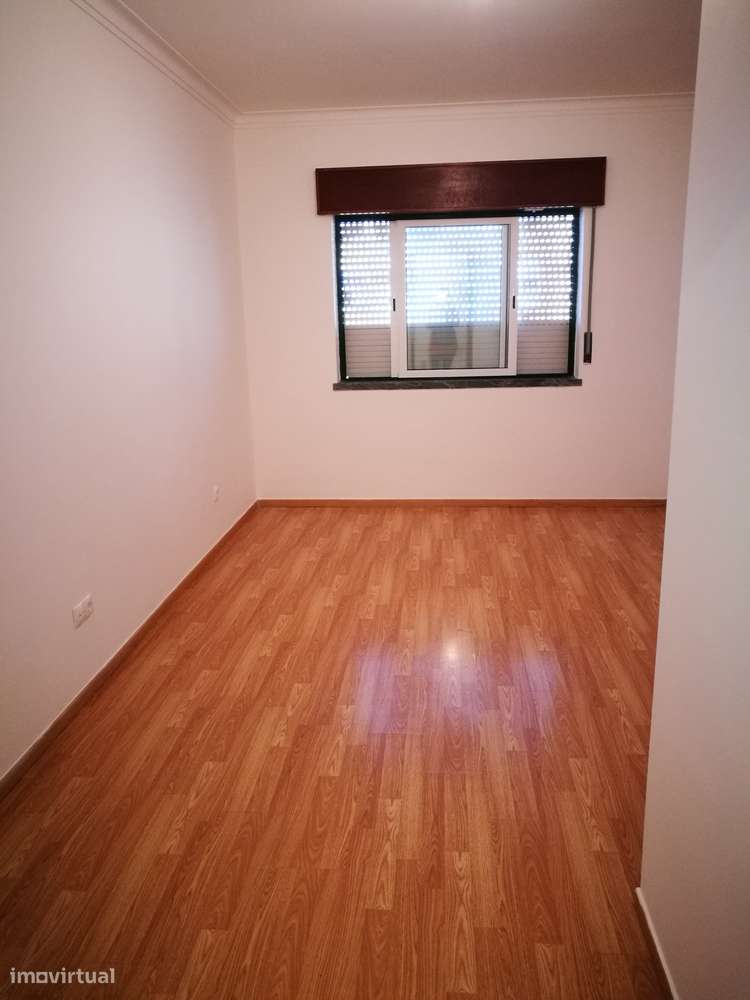 Apartamento T3 em Benavente com Varandas-19