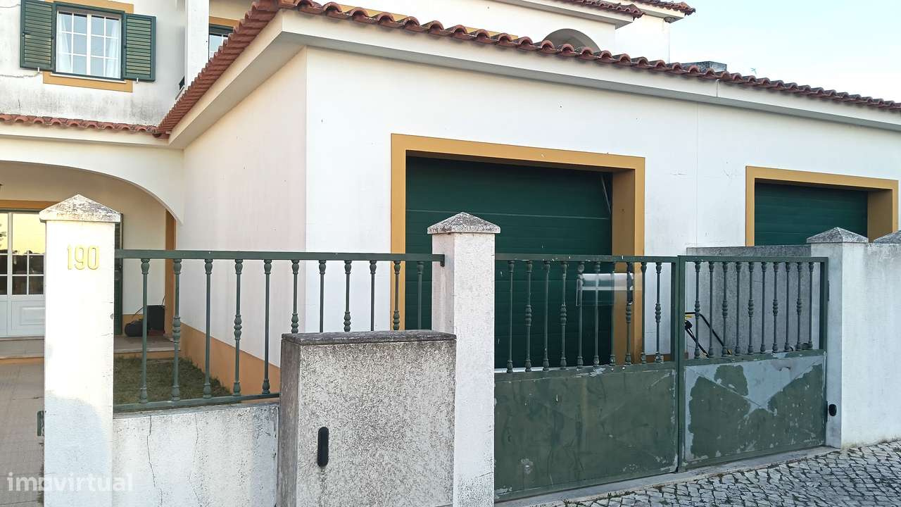 Moradia T3 em banda | 2 pisos e quintal, estimada | área  de 214m2-40