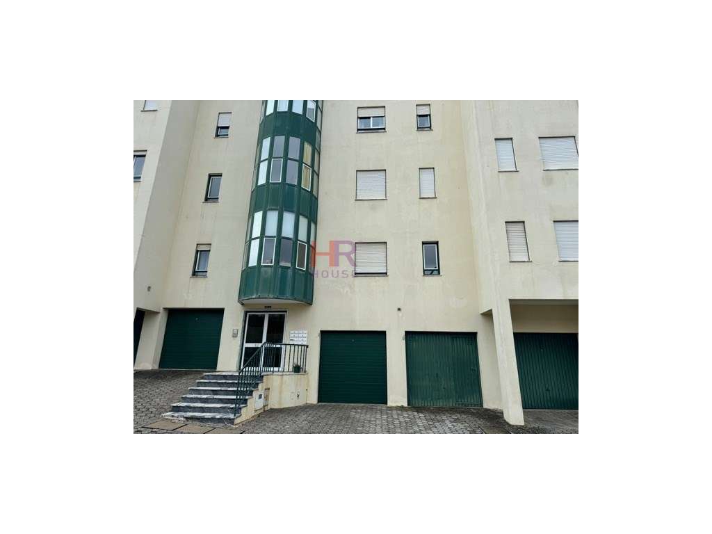 Vende-se T3 totalmente mobilado com três aparcamentos privativos.-27