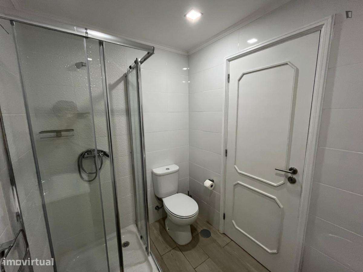 Quarto - localizado em Custóias Porto - Grande imagem: 4/18