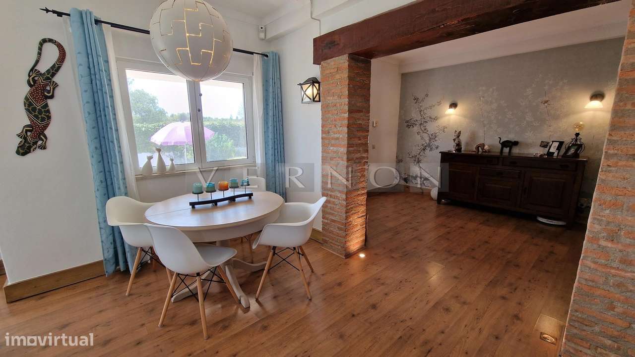 Charmosa e espaçosa moradia com 3 quartos e piscina para venda entre L-10