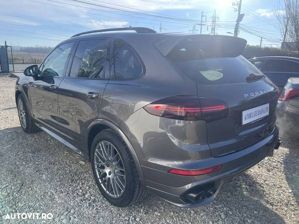 Porsche Cayenne 3.0 L - 4