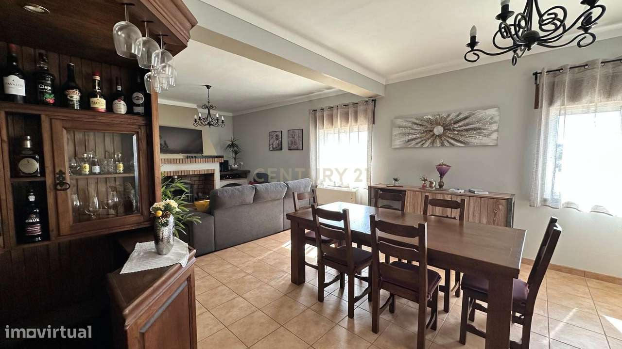 MORADIA  T4 BASTANTE ATRATIVA , ESPAÇOSA E COM MUITA LUZ NATURAL EM A-19