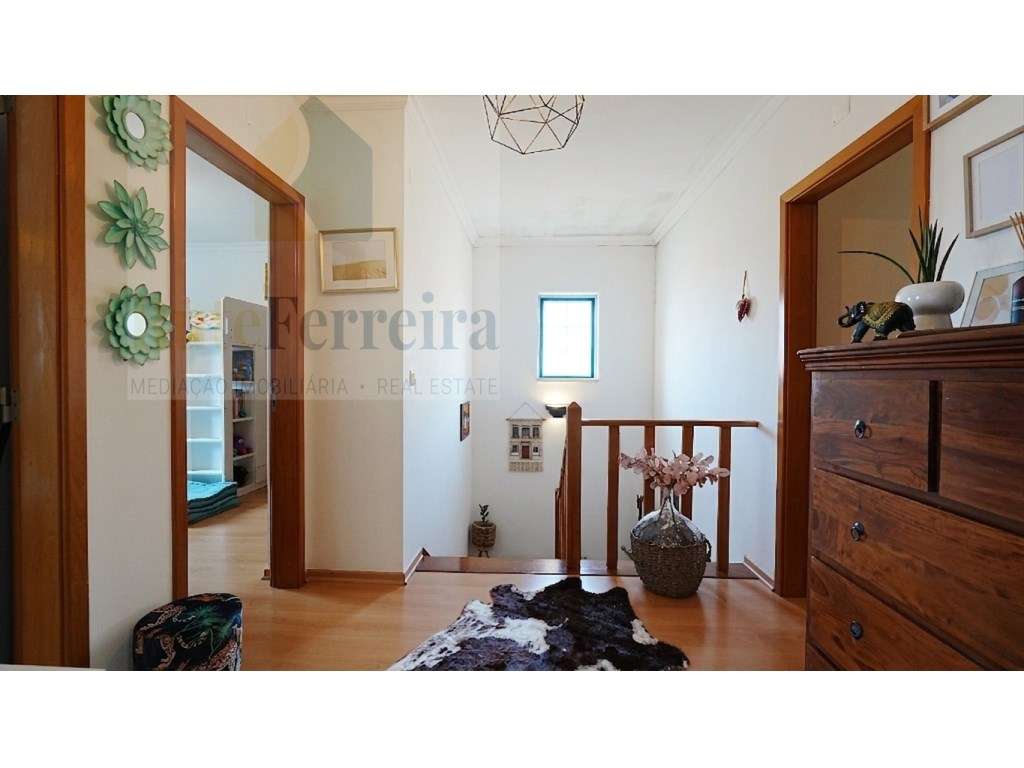 Moradia T3 localizada em São Pedro da Cadeira com jardim-21