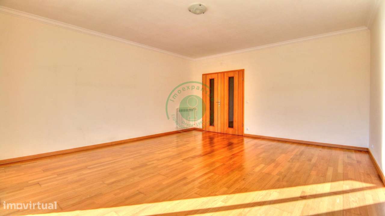 Apartamento T3 com 2 Garagens-5