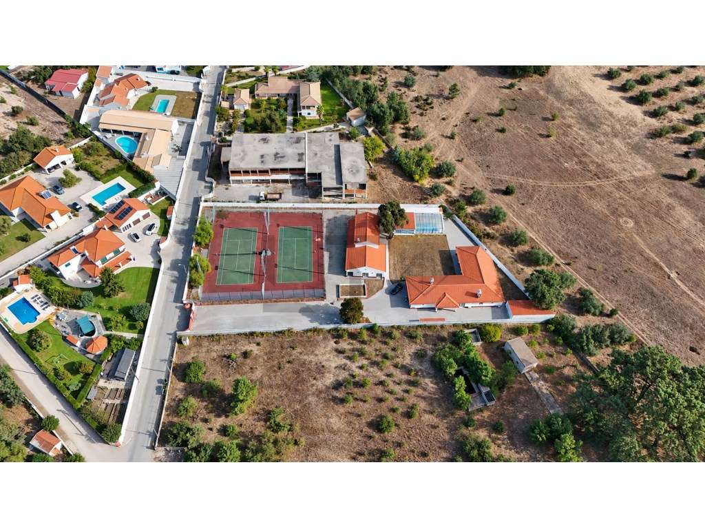 Quinta com 2 Moradias, 2 Campos de Ténis e Piscina, para Venda em P...-56