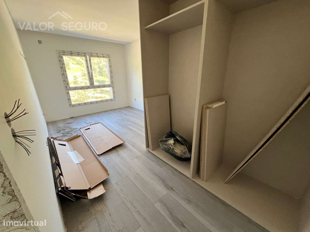 Apartamento T2 novo com garagem 2 viaturas e terraço no Sobralinho-6