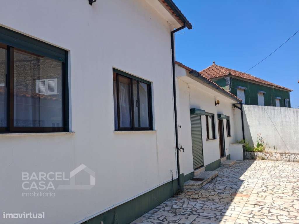 Oportunidade em Mujães: Moradia Térrea T3 com Potencial-13