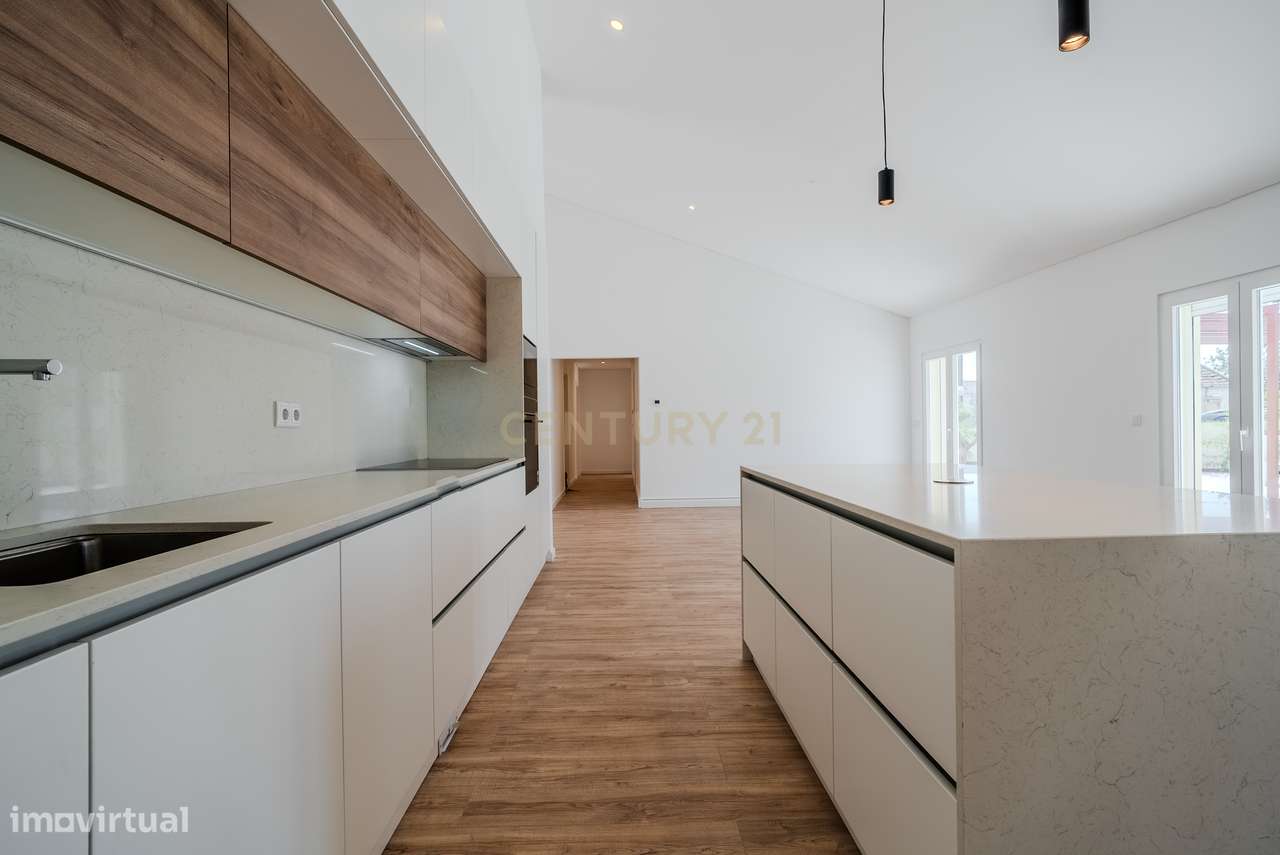 Moradia Térrea T4 totalmente renovada, com piscina, espaço exterior e-8