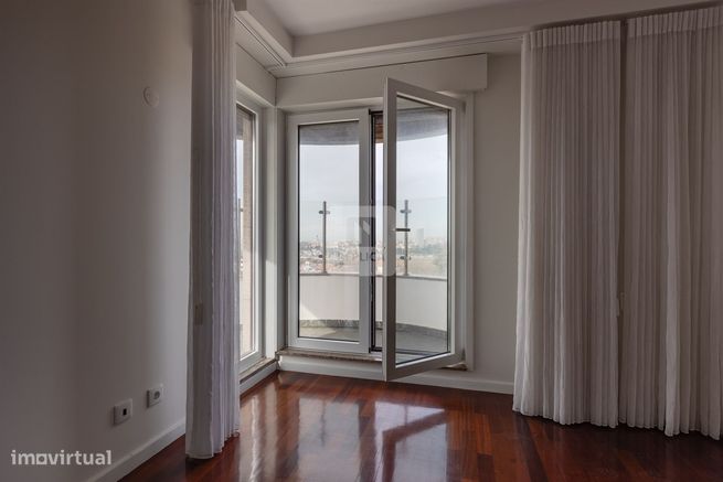 Apartamento T4 com Varanda de 31m2 e vista mar em Matosinhos-22
